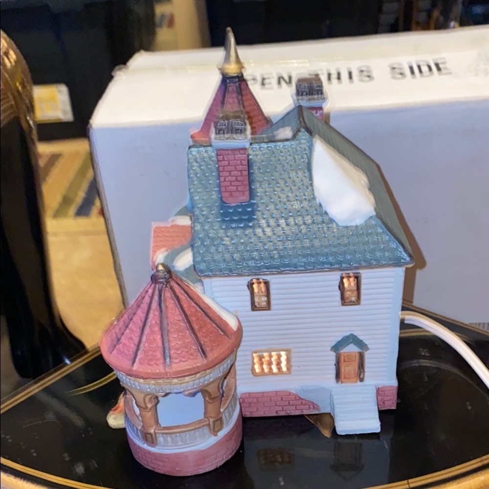 BX49 Vintage Lemax Holiday Village House with Red and Green Accents - Picture 5 of 10